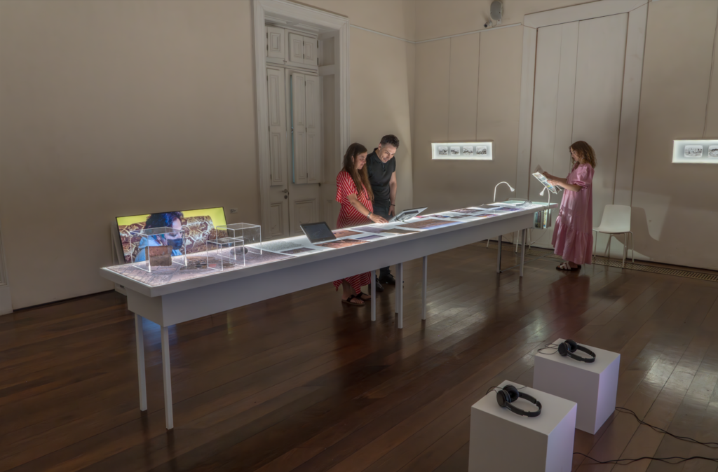 Visita guiada junto a Claudia del Fierro por «Descampados: memorias de la contaminación por polimetales tóxicos en Arica»